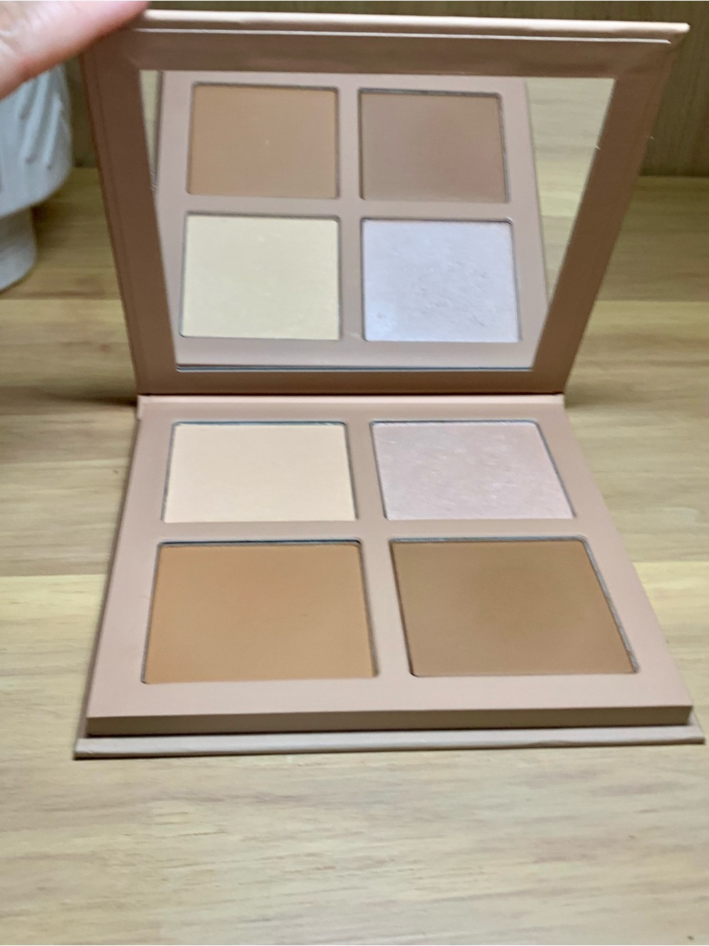 KKW Beauty Powder Contour & Highlight Kit in Medium. New!